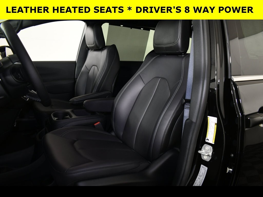 2025 Chrysler Voyager LX photo 3