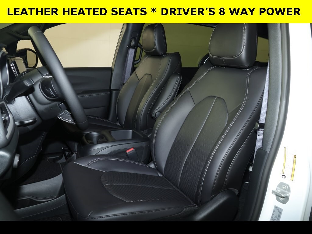 2026 Chrysler Pacifica photo 3