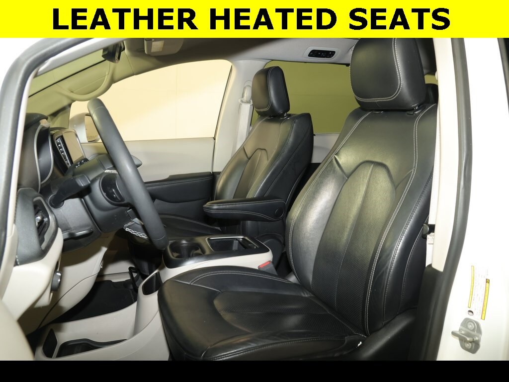 2022 Chrysler Pacifica Touring L photo 3