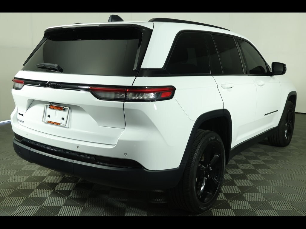 2022 Jeep Grand Cherokee Altitude photo 2