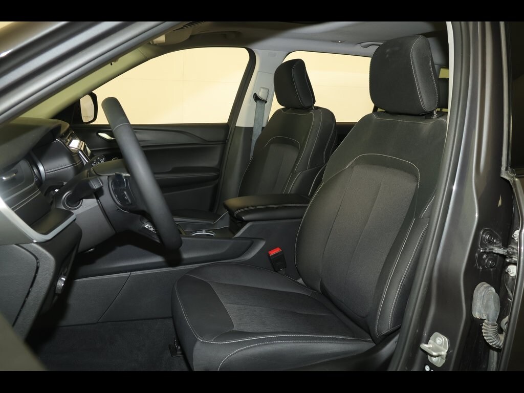 2023 Jeep Grand Cherokee Laredo X photo 3