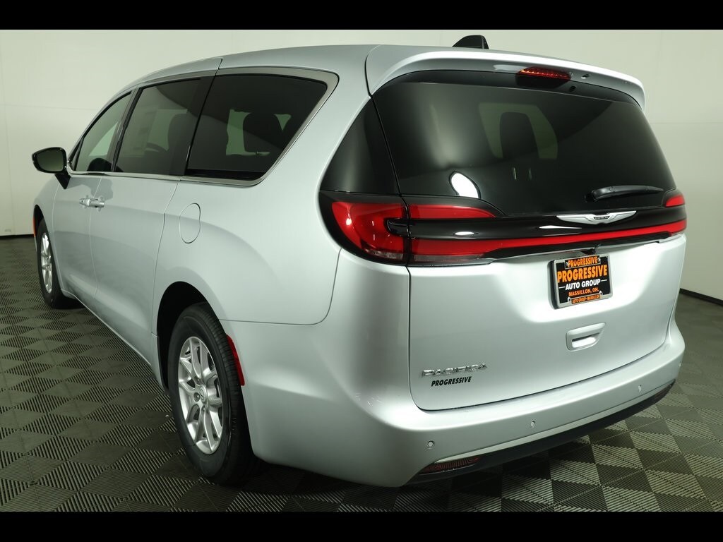 2026 Chrysler Pacifica photo 2