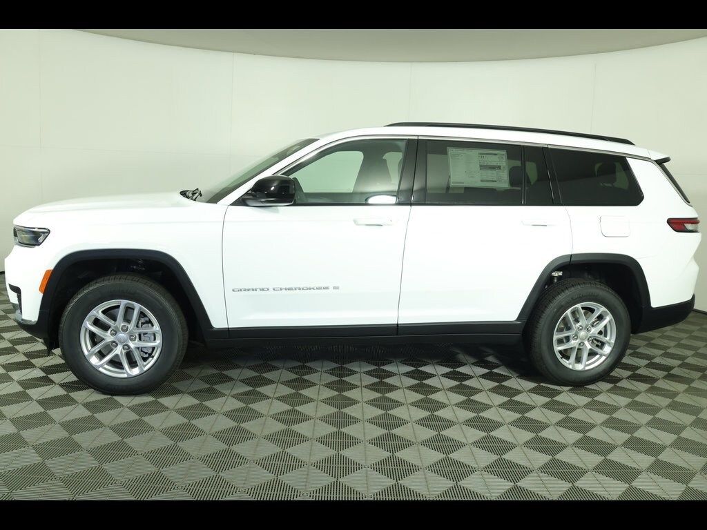 2025 Jeep Grand Cherokee Laredo photo 2