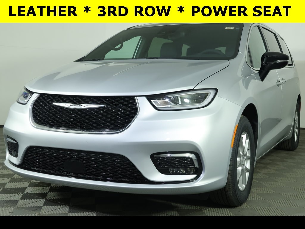 2026 Chrysler Pacifica Select's photo