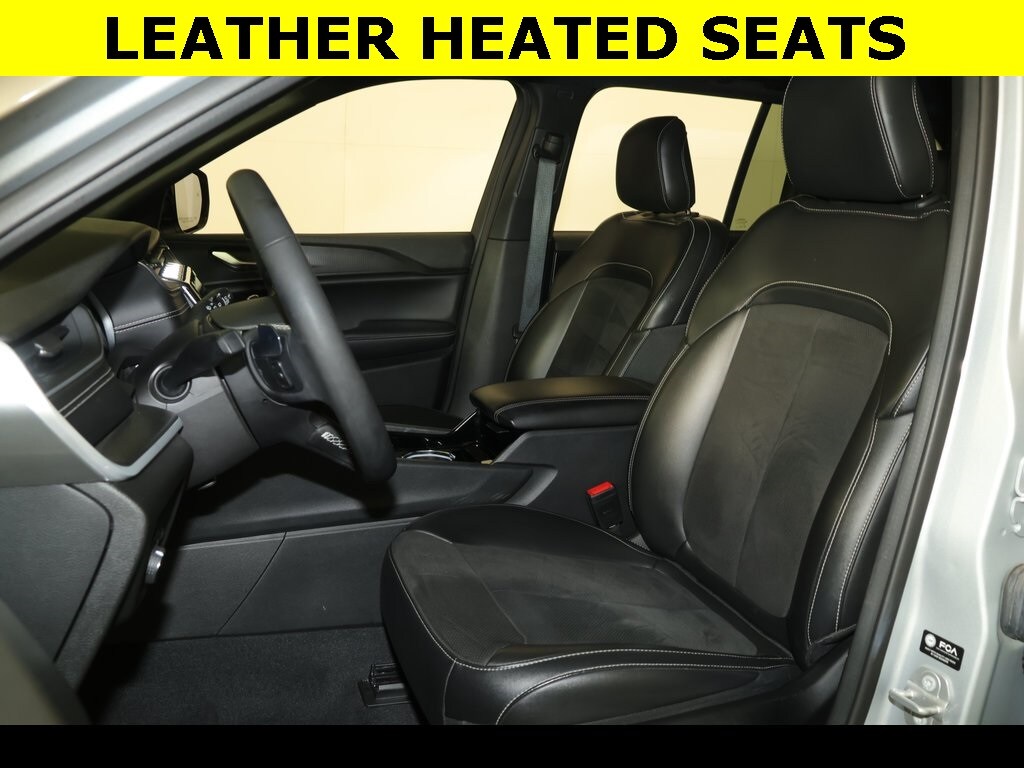 2023 Jeep Grand Cherokee Altitude photo 2