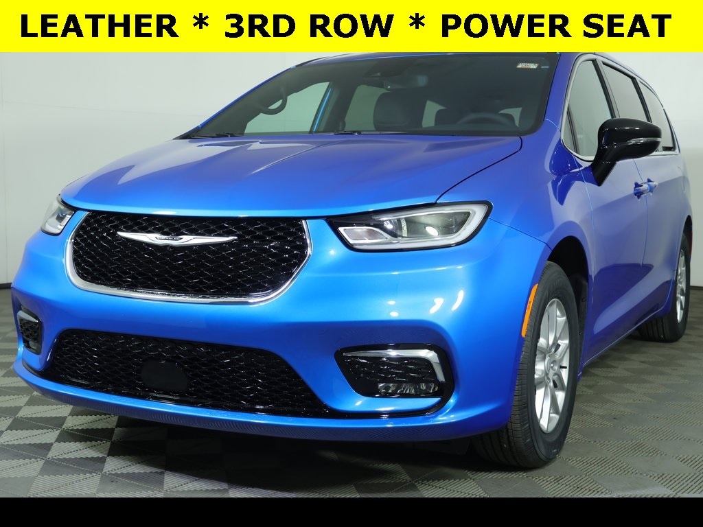 2026 Chrysler Pacifica Select's photo