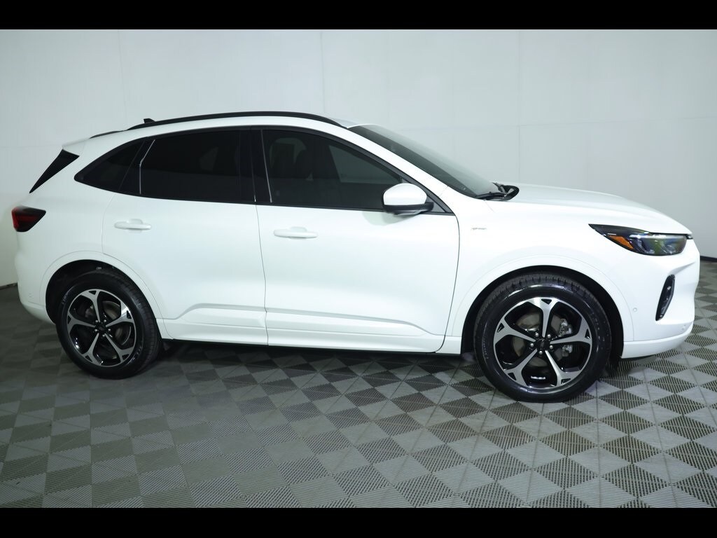 2023 Ford Escape ST-Line Elite photo 2