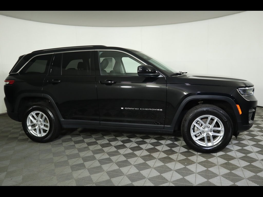 2023 Jeep Grand Cherokee Laredo X photo 2