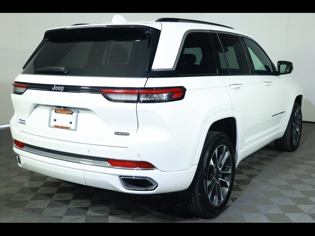 2023 Jeep Grand Cherokee Overland photo 2