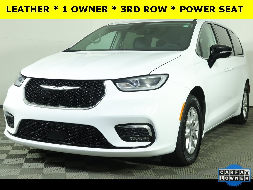 2024 Chrysler Pacifica Touring L's photo