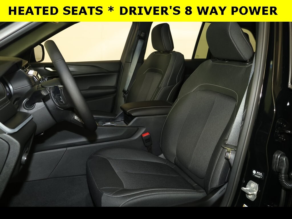 2025 Jeep Grand Cherokee Laredo photo 4