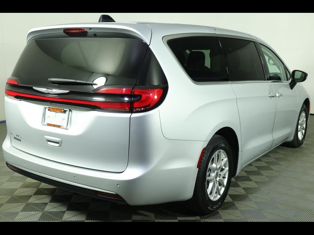 2024 Chrysler Pacifica Touring L photo 2