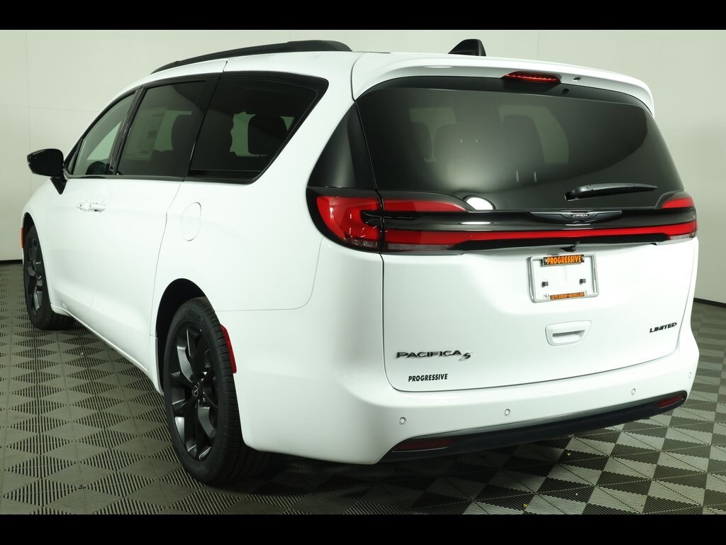 2026 Chrysler Pacifica Limited photo 2