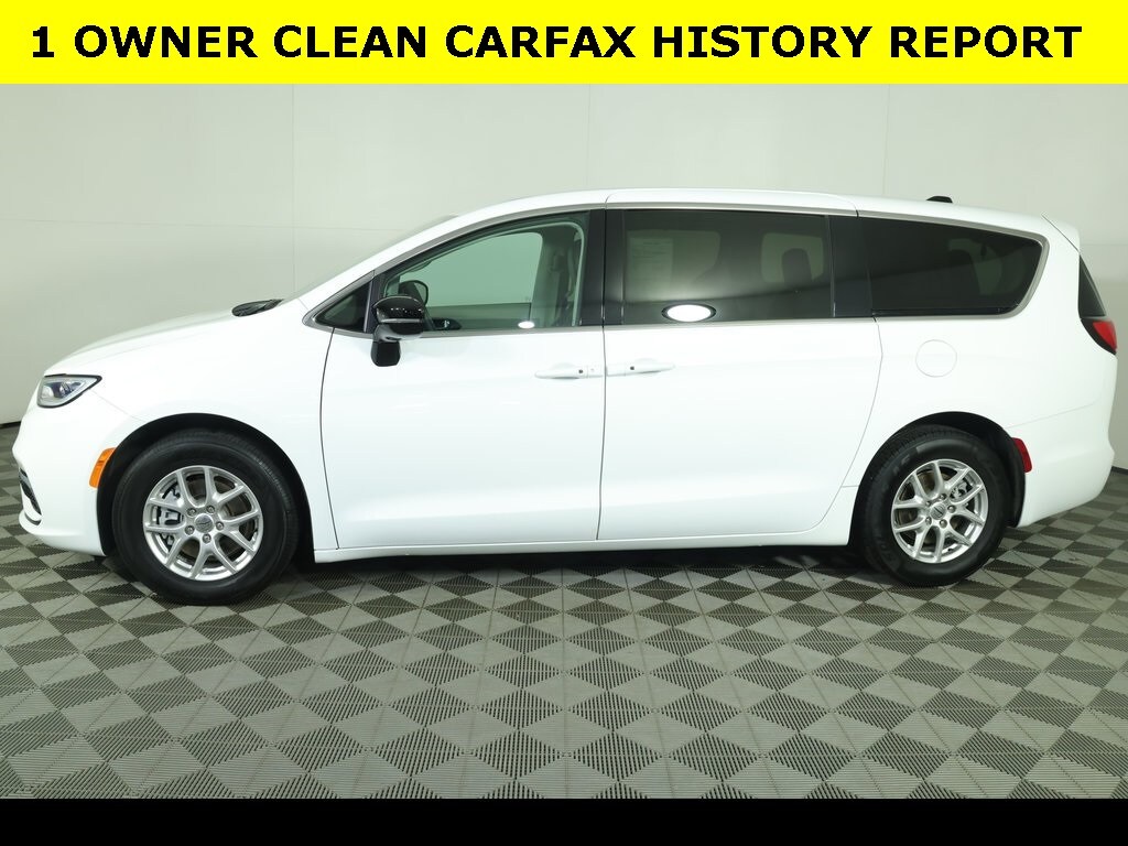 2024 Chrysler Pacifica Touring L photo 4