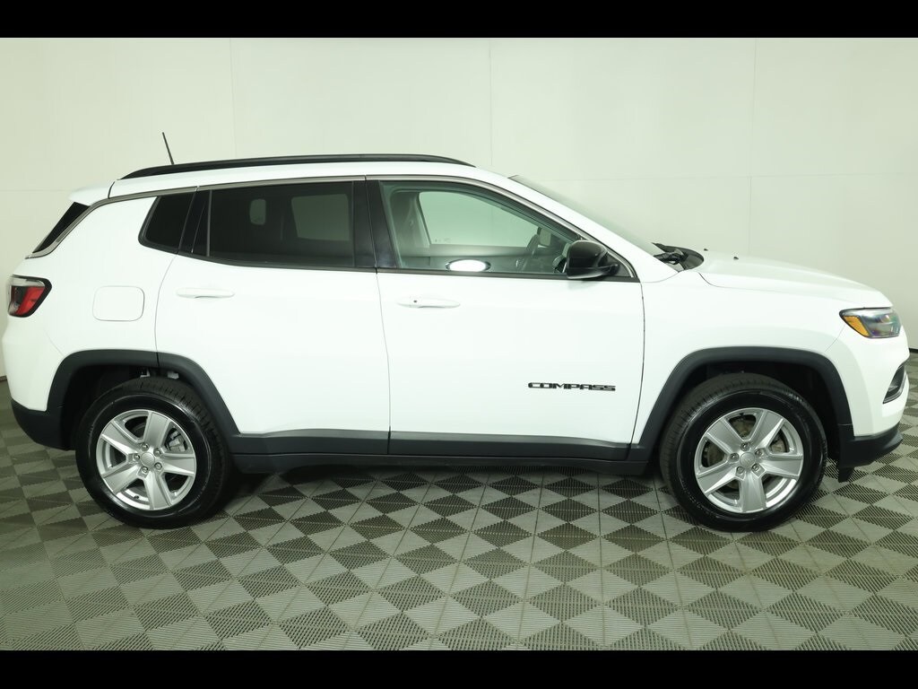 2022 Jeep Compass Latitude photo 2