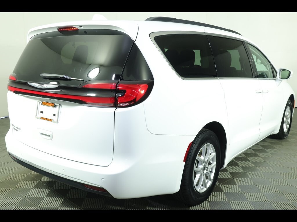 2022 Chrysler Pacifica Touring L photo 2