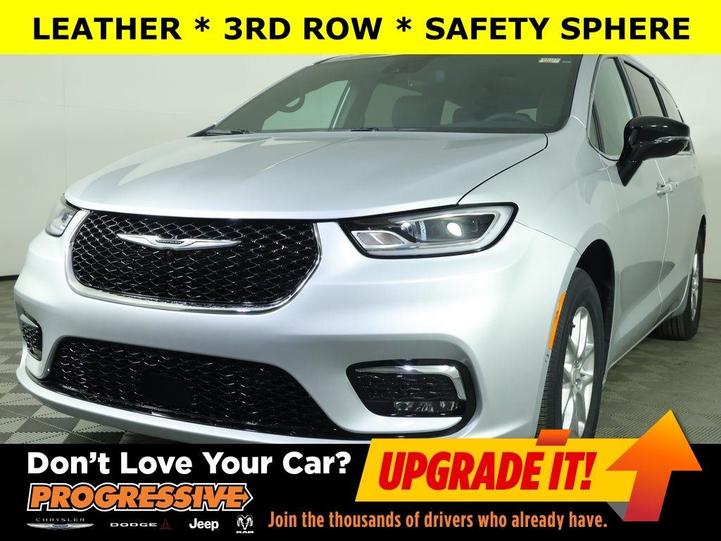 2026 Chrysler Pacifica Select's photo