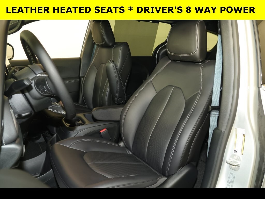 2026 Chrysler Pacifica photo 3