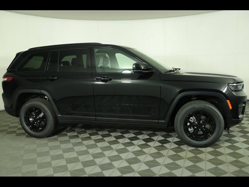 2025 Jeep Grand Cherokee Altitude photo 2