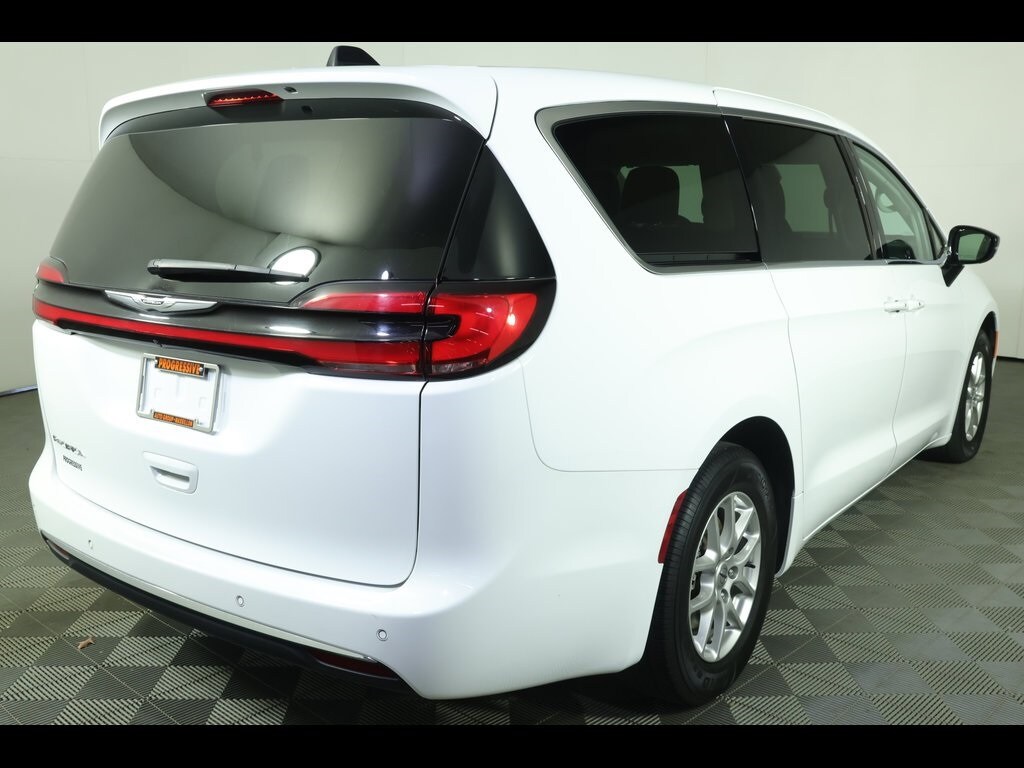 2024 Chrysler Pacifica Touring L photo 2