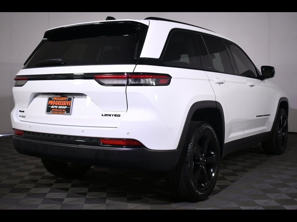 2023 Jeep Grand Cherokee Limited photo 2
