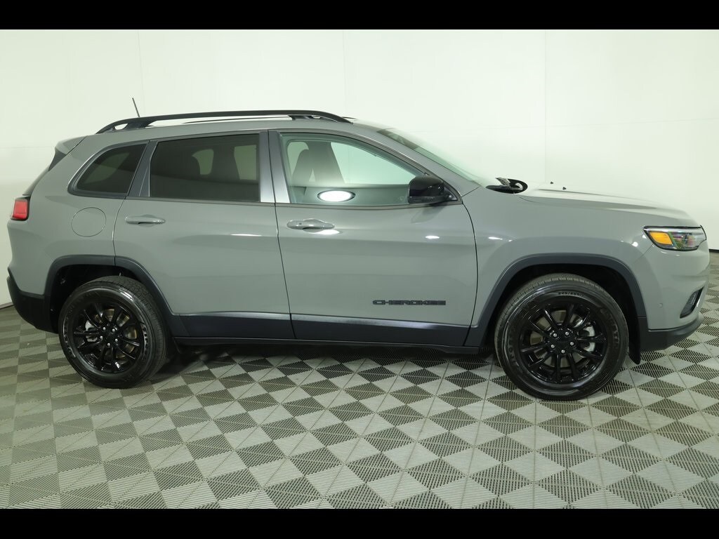 2023 Jeep Cherokee Altitude Lux photo 2