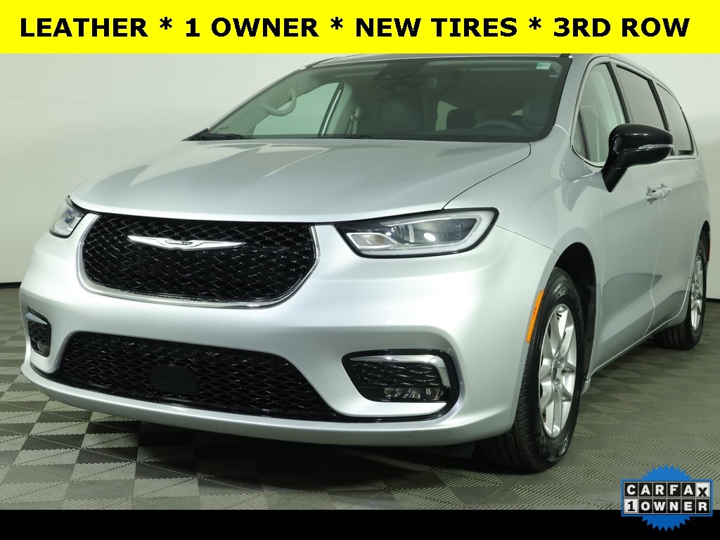 2024 Chrysler Pacifica Touring L's photo