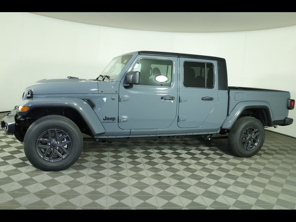2025 Jeep Gladiator Sport S photo 2