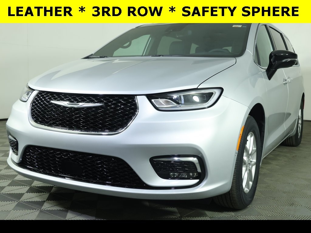 2026 Chrysler Pacifica Select's photo