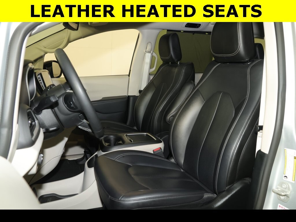 2024 Chrysler Pacifica Touring L photo 3