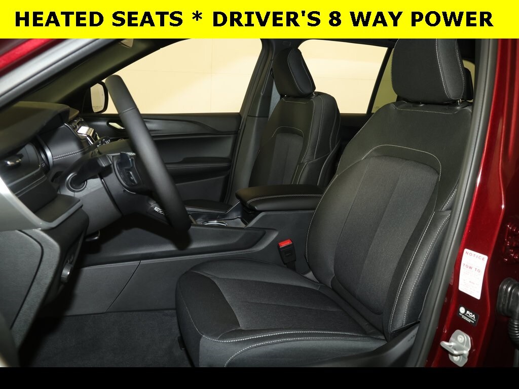 2025 Jeep Grand Cherokee Laredo photo 3