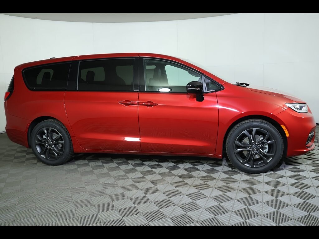 2026 Chrysler Pacifica photo 2