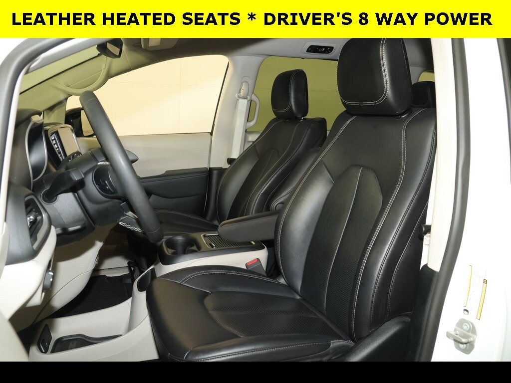 2024 Chrysler Pacifica Touring L photo 3