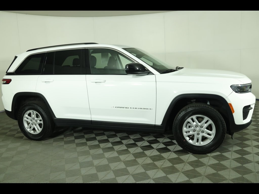 2023 Jeep Grand Cherokee Laredo photo 2