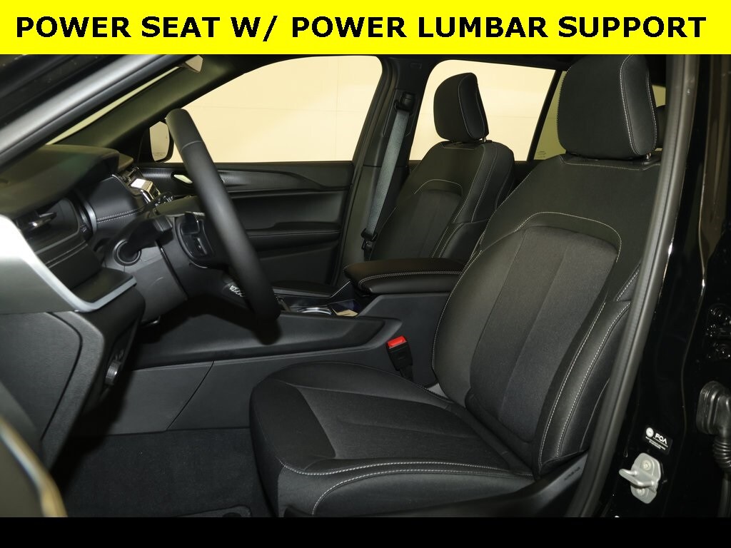 2025 Jeep Grand Cherokee Laredo photo 2