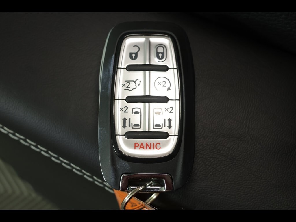 2026 Chrysler Pacifica photo 4