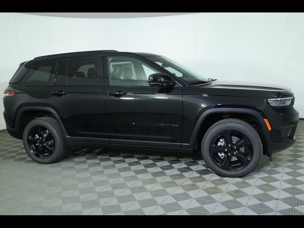 2025 Jeep Grand Cherokee Altitude photo 2