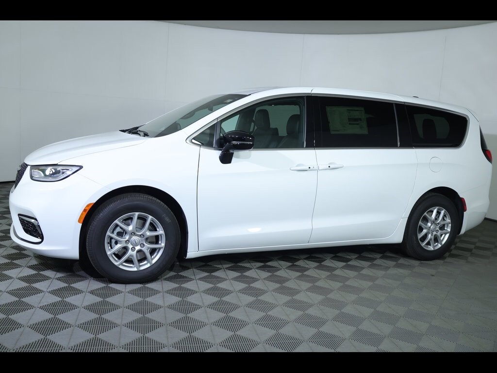 2026 Chrysler Pacifica photo 2