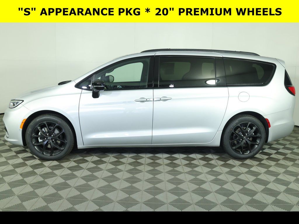 2026 Chrysler Pacifica Limited - Photo 10