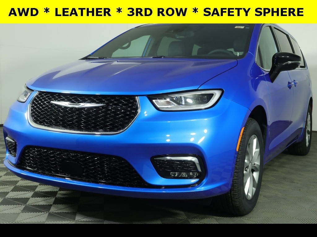 2026 Chrysler Pacifica Select's photo