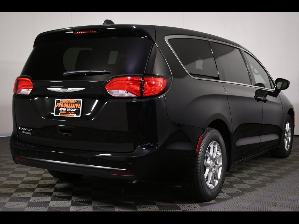 2025 Chrysler Voyager LX photo 2