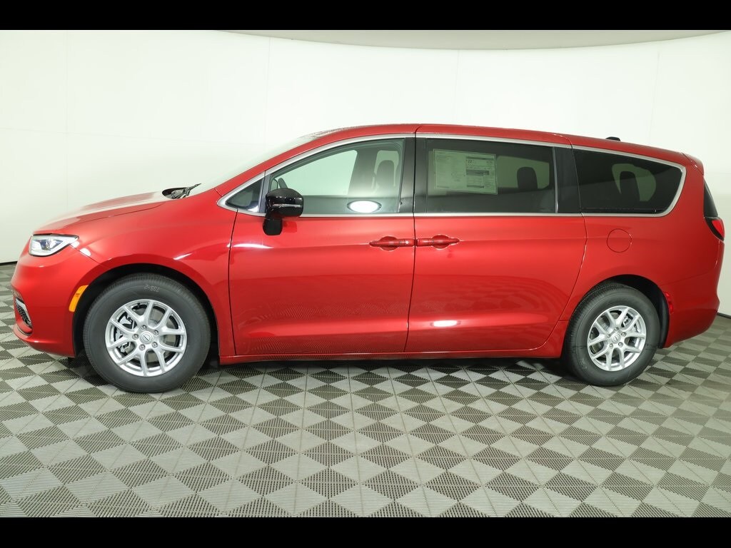 2026 Chrysler Pacifica photo 2