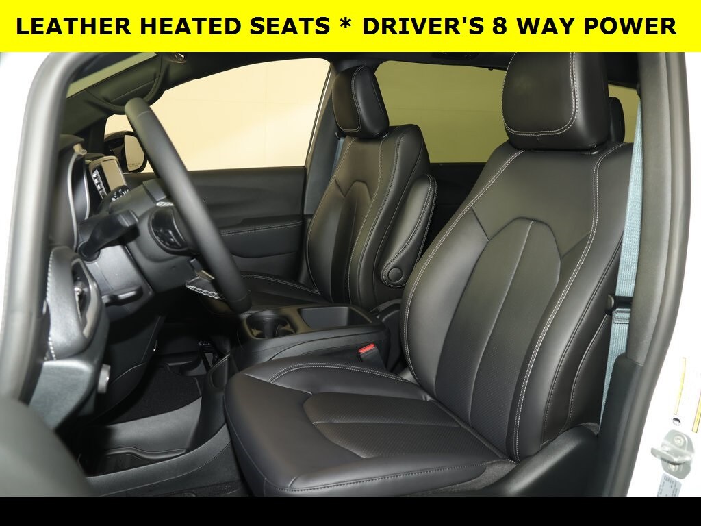 2026 Chrysler Pacifica photo 3