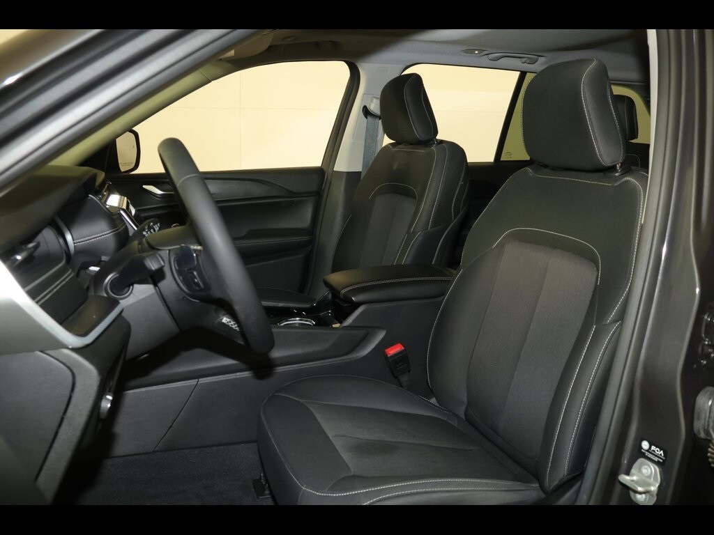 2023 Jeep Grand Cherokee Laredo photo 2