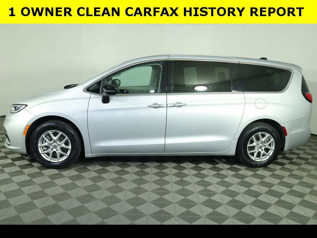 2024 Chrysler Pacifica Touring L photo 4