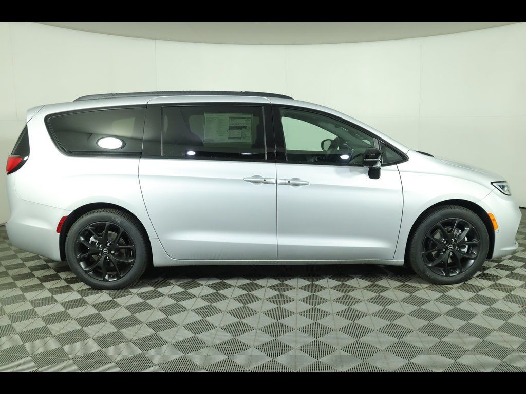 2026 Chrysler Pacifica Limited - Photo 17