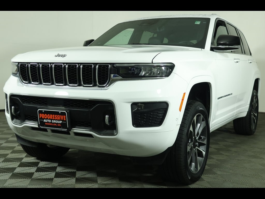 2022 Jeep Grand Cherokee Overland photo 2