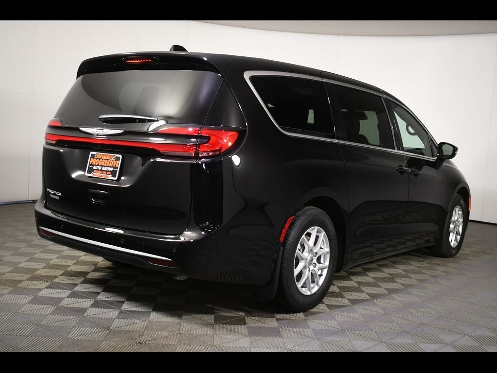 2025 Chrysler Pacifica photo 3