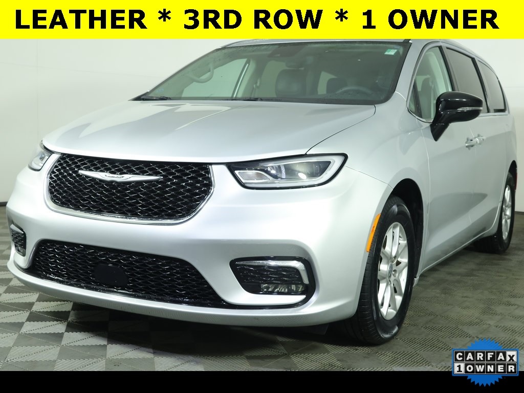 2024 Chrysler Pacifica Touring L's photo