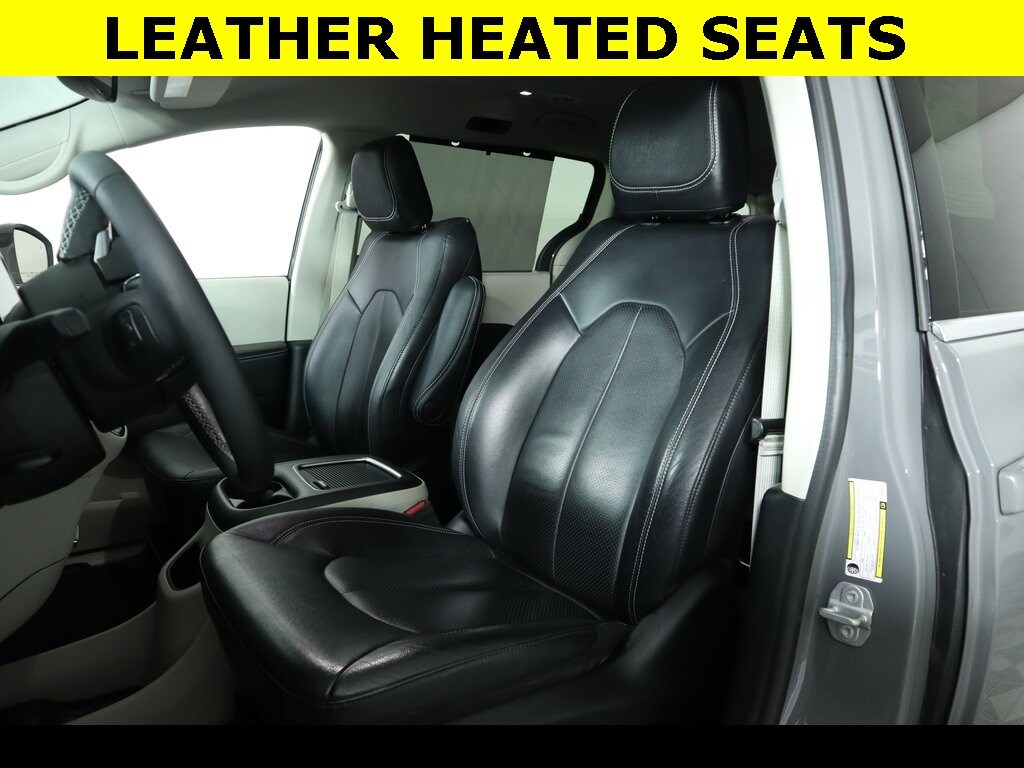 2022 Chrysler Pacifica Touring L photo 3